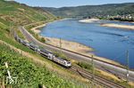 IC 2508 (Bielefeld - Karlsruhe) mit 147 584 im Rheintal bei Boppard. Die Pegel des Rheins erreichten im Sommer 2026 neue Tiefstwerte, was der Binnenschifffahrt zunehmend Probleme bereitete, weil die Ladungen immer weiter reduziert werden mussten. Früher brach nun die Hochzeit des Schienengüterverkehrs an, um die Frachten zu übernehmen. Heute winken DB-Cargo und InfraGo sofort ab, weil zusätzliche Verkehre aufgrund von Kapazitätsproblemen (Infrastruktur, Personal, Fahrzeuge) nicht abwickelbar sind. Es scheint aber nicht nur ein deutsches Problem zu sein: Die Verlagerung des Güterverkehrs von der Straße auf Bahn oder Schiff kommt in der gesamten EU nicht voran. Der Anteil der Bahn am EU-weiten Güterverkehr sank zwischen 2014 und 2024 von 19 % auf 17 %.  (29.07.2026) <i>Foto: Zeno Pillmann</i>
