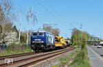Im Dezember 2021 übernahm die Hering Bau GmbH Burbach die 218 450 von DB-Regio Niedersachsen. 2022 wurde sie blau lackiert und ist hier mit DGV 93057 von Hanau nach Koblenz bei Frankfurt-Höchst unterwegs. (07.04.2026) <i>Foto: Marvin Christ</i>