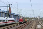 Ein im Werk Frankfurt-Griesheim überflüssig gewordenes ASF fand eine neue Heimat bei der Museumseisenbahn Hanau. Die vereinseigene 364 447 überführte das Fahrzeug im DGN 76904 in Frankfurt-Höchst. (10.04.2026) <i>Foto: Marvin Christ</i>