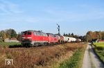 225 007 und 225 060 haben vor EZ 53352 Einfahrt nach Weidenbach kurz vor Mühldorf am Inn. (27.10.2005) <i>Foto: Stefan von Lossow</i>