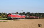 Fast mehr Loks als Wagen hatte der CB 56283 bei Altötting am Haken. Vorne ziehen 225 078 und 217 016, hinten hängen 225 805, 225 804, 225 060 und eine weitere 225 am Zug. (17.10.2005) <i>Foto: Stefan von Lossow</i>