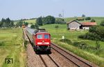 Um das Jahr 2005 waren auch Ludmillas im Allgäu im Fernverkehr im Einsatz. Mit der BR 234 war ein Wendezugbetrieb ohne Umfahren in Immenstadt möglich, daher konnte in den IC auch ein Steuerwagen eingesetzt werden. Schon 2006 änderte sich dies wieder und die Bespannung ging auf die BR 218 zurück. Mit 234 551 (Leihlok des Bh Halle/Saale G) ist der IC 2085 nach Oberstdorf bei Seifen kurz vor Immensdtadt unterwegs. (23.06.2005) <i>Foto: Stefan von Lossow</i>