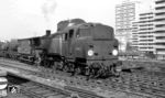 80012, eine British Railways Standard Class 4 tank, fährt mit einem Güterzug durch den Bahnhof Clapham Junction im Stadtteil Battersea im Südwesten Londons. (15.07.1966) <i>Foto: Reinhard Gumbert</i>