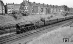 34093, eine 'West Country/Battle of Britain' (Brighton Works, Baujahr 1949), mit einem Reisezug in Clapham Junction. Der Londoner Bahnhof liegt auf halbem Weg zwischen den Orten Battersea und Clapham. Während man beim Namen Battersea hauptsächlich an dreckige Industrie und verarmte Arbeiter dachte, war Clapham eine schöne Wohngegend mit hohen Grundstückspreisen. Die Bahngesellschaften, die vor allem Kundschaft aus der Mittel- und Oberschicht anlocken wollten, entschlossen sich daher, das attraktivere Clapham als Bahnhofsnamen zu wählen.  (15.07.1966) <i>Foto: Reinhard Gumbert</i>