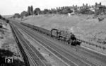 73086, eine Standard Class 5 vom Depot Nine Elms, zwischen Clapham Junction und Earlsfield im Londoner Westen.  (25.07.1966) <i>Foto: Reinhard Gumbert</i>