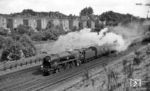 35029, eine 4-6-2 der class 'Merchant Navy' (Eastleigh Works, Baujahr 1949), zwischen Earlsfield und Clapham Junction und Earlsfield. Earlsfield ist ein Ortsteil des südlich der Themse gelegenen Stadtbezirks Wandsworth im Londoner Westen. Im April 1884 eröffnete die L&SWR den Bahnhof Earlsfield an der Garratt Lane. Die Station wurde nach einem nahe gelegenen Wohnhaus benannt. Dieses war im Besitz der Familie Davis, der auch das für die Station benötigte Land gehörte. Eine der Verkaufsbedingungen war, dass die Station nach ihrem Haus benannt werden sollte. (25.07.1966) <i>Foto: Reinhard Gumbert</i>