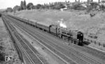 35013, ex Southern Railway 21C13 (Baujahr 1945), zwischen Clapham Junction und Earlsfield. Die zum Depot Bournemouth gehörende Maschine schied am 02.07.1967 aus dem Dienst aus. (25.07.1966) <i>Foto: Reinhard Gumbert</i>
