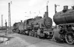 55 3384 hatte ihre besten Zeiten bereits hinter sich und war seit dem 11.06.1966 in ihrem Heimat-Bw Hanau abgestellt. Auch die dahinter stehende 55 2875 war z-gestellt worden. Rechts steht 50 1515, die noch als Heizlok 26326 im Bw Hanau ihr Gnadenbrot verdiente. (05.08.1966) <i>Foto: Reinhard Gumbert</i>
