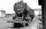 Nach einem Unfall am 10.10.1964 in Frankfurt (Main) West war 50 2178 vom Bw Frankfurt/M-2 z-gestellt worden. Ihre Ausmusterung erfolgte am 26.03.1965. Im Bahnhof Frankfurt/M Ost wartet sie auf die Überstellung zur Fa. Walter Trapp, wo sie im Osthafen im September 1966 zerlegt wurde. (05.08.1966) <i>Foto: Reinhard Gumbert</i>