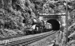 Die Limburger 41 207 verlässt mit N 2450 nach Frankfurt (Main) Hbf den Eppsteiner Tunnel. Der Tunnel liegt unmittelbar an der westlichen Einfahrt in den Bahnhof Eppstein. Trotz seines Namens und der Lage direkt am Eppsteiner Bahnhof liegt der Tunnel auf dem Gebiet der Nachbarkommune Hofheim am Taunus. (09.08.1966) <i>Foto: Reinhard Gumbert</i>