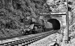 41 345 vom Bw Limburg (Lahn) fährt mit N 2524 (Limburg ab 11.12 Uhr - Frankfurt/M Hbf an 12.34 Uhr) aus den Eppsteiner Tunnel kommend nach Eppstein ein. Der zwischen 1875 und 1877 von der Hessischen Ludwigsbahn errichtete Tunnel konnte für die Verlängerung der S-Bahn Rhein-Main 1971 bis zum Bahnhof Niedernhausen sogar noch elektrifiziert werden. Da der historische Tunnel aber keine geschlossene Schale aufwies, sondern nur einen Ausbau in Hufeisenform, war er nach mehr als 120 Jahren Betriebszeit nicht mehr dauerhaft ausreichend stabil gegenüber eindringendem Wasser und Bergdruck. Deshalb kam es – trotz einer Sanierung 1993 – zu einem Neubau, der 2013 abgeschlossen wurde. Der alte Tunnel wurde mit dem Abraum aus dem neuen Tunnel verfüllt. (09.08.1966) <i>Foto: Reinhard Gumbert</i>