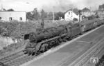 Die Main-Lahn-Bahn war in den 1960er Jahren fest in Händen der 41er des Bw Limburg (Lahn). Im nachmittäglichen Berufsverkehr fährt die Limburger 41 294 mit N 2453 (Frankfurt/M Hbf ab 16.32 Uhr - Limburg/Lahn an 17.54 Uhr) ohne Halt durch den Bahnhof Hofheim (Taunus). (09.08.1966) <i>Foto: Reinhard Gumbert</i>