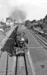 50 295 (Bw Frankfurt/M-2) startet mit N 4457 um 17.07 Uhr im Bahnhof Hofheim (Taunus). (09.08.1966) <i>Foto: Reinhard Gumbert</i>