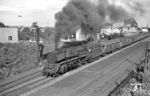 Nachmittags ging es Schlag auf Schlag auf der Strecke nach Limburg (Lahn): Innerhalb von 30 Minuten war der E 2421 aus Frankfurt/M Hbf der dritte Dampfzug, der eine krachende Abfahrt in Hofheim (Taunus) mit der Limburger 41 345 hinlegte. (09.08.1966) <i>Foto: Reinhard Gumbert</i>