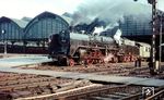 Weitgehend noch im Ablieferungszustand präsentiert sich 03 153 (Bw Rostock) vor dem D 161 in Lübeck Hbf. Den Zug aus Hamburg-Altona hatte sie hier von einer V 200 übernommen und wird ihn ins Ziel bis Schwerin befördern. (10.1962) <i>Foto: Rolf Hahmann</i>