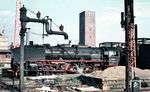03 188 vor dem D 270 (Dortmund - Köln - Mannheim - Basel SBB) in Düsseldorf Hbf. Die Ludwigshafener 03 bespannte den Zug im Langlauf von Dortmund bis Ludwigshafen (Rhein) über 369 km. (03.1955) <i>Foto: Carl Bellingrodt</i>