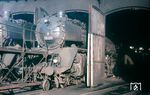 03 219 war ihre letzten Einsatzjahre (22.12.1965 bis 25.01.1968z) beim Bw Hamburg-Altona stationiert. Die Lok steht an einer Arbeitsbühne, die zum Ausblasen der Rohre vom Rußansatz verwendet wurde. (12.1966) <i>Foto: Rolf Hahmann</i>