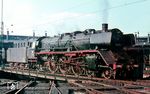 03 259 war eine alte Bekannte im Bw Hamburg-Altona. Bereits von April 1940 bis Juli 1942 und von 1953 bis 1964 war sie hier stationiert. Nach einem kurzen Gastspiel beim Bw Husum kehrte sie am 16.03.1967 wieder in die Hansestadt zurück. Im Bw Hamburg-Altona wird sie für den nächsten Einsatz in Position gedreht. (07.1967) <i>Foto: Rolf Hahmann</i>
