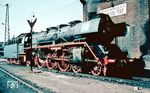 03 269 in ihrem Heimat-Bw Leipzig Hbf West mit Werbung für die Leipziger Messe am Windleitblech. (09.1965) <i>Foto: Rolf Hahmann</i>
