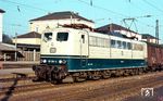 Die Auslieferung der 151 134 (Bw Nürnberg Rbf) im Januar 1977 erfolgte ab Werk im damaligen DB-Farbschema ozeanblau-beige. Im März 1980 wurde sie vor einem Güterzug in Regensburg Hbf angetroffen.  (23.02.1980) <i>Foto: Rolf Hahmann</i>