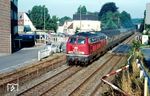 218 136 (Bw Hagen-Eckesey) mit einem Eilzug nach Kassel am Bahnübergang der Ardeyer Straße in Langschede und einem gerade noch profilfreien Geländer.  (02.09.1989) <i>Foto: Rolf Hahmann</i>