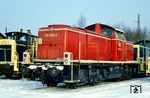 1965 baute die MaK auf eigene Rechnung eine Serie von fünf Loks, die auf der V 90 basierten, jedoch statt des 12-Zylinder-V-Motors der V 90 einen hauseigenen 8-Zylinder-Reihenmotor mit Abgasturbolader vom Typ 8 M 282 AKB erhielten. Deren Leistungen erfüllten die Anforderungen beim Rangierbetrieb so gut, dass die DB über hundert Maschinen bestellte. Die Serienloks wurden von 1974 bis 1978 an die Deutsche Bundesbahn ausgeliefert und als Baureihe 291 bezeichnet. 291 003 lieferte MaK im Oktober 1974 aus. Der Fotograf traf sie im Heimat-Bw Hamburg-Wilhelmsburg an.  (14.01.1985) <i>Foto: Rolf Hahmann</i>