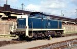 291 045 vom Bw Hamburg-Wilhelmsburg im ehemaligen Hamburger Freihafen im Bahnhof Kai rechts. Der weiße Zaun hinter der Lok ist der Zollzaun, der den zollfreien Hafenbereich von der übrigen Stadt abgrenzte. Bei dem darüber liegenden Viadukt handelt es sich um die legendäre Pfeilerbahn. Oben lagen die Personenzuggleise Richtung Hamburg Hbf, unten in den Pfeilerbahnbögen waren Werkstätten, Aufenthalts- und Sozialräume für das Personal des Hauptgüterbahnhofes. Der Turmmast hinter der Lok gehört zum Bahnhof Hamburg Hauptgüterbahnhof. Sowohl der Bahnhof Kai Rechts, Zollzaun, Pfeilerbahn als auch der Hamburger Hauptgüterbahnhof sind mittlerweile Geschichte. Dort, wo die Lok stand, befindet sich heute die Hafencity. 291 045 gehörte übrigens zu den letzten von Jung gebauten Lokomotiven (291 041 bis 050), die an die DB geliefert wurden. (22.04.1988) <i>Foto: Rolf Hahmann</i>