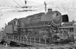 044 173-3 (44 1174) vom Bw Ottbergen im Bw Löhne (Westf). Bereits 1855 entstand an dieser Stelle die erste Lokstation, die 1888/89 an gleicher Stelle durch ein großes Bahnbetriebswerk ersetzt wurde. Am 1. Februar 1970 gab das Bw Löhne seinen kompletten Lokomotivbestand an andere Bw ab.  (19.04.1972) <i>Foto: Wolfgang Bügel</i>