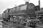 Auch 044 095-8 (44 1096) war aus Ottbergen als Gastlok ins Bw Löhne (Westf) gekommen. Nach dem Stationierungsende eigener Dampfloks wurden im Februar 1970 die drei 48 Meter hohen Schornsteine des Bw Löhne abgerissen und der Lokschuppen um rund zwei Drittel verkleinert. Die Dampfloks, die noch Löhne aufsuchten, standen nunmehr im Freien. (19.04.1972) <i>Foto: Wolfgang Bügel</i>