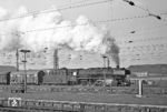 Kurz vor 8.00 Uhr donnert die Hammer 044 269 mit einem Güterzug durch den Bahnhof Hamm (Westf). Eine willkommende Gelegenheit, den Zug auf dem Fenster des im Bahnhof stehenden E 1825 nach Walkenried aufzunehmen. (06.05.1972) <i>Foto: Wolfgang Bügel</i>