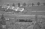 Nach Ankunft des E 1825 um 12.03 Uhr in Walkenried ging es zunächst zu dem bekannten Aussichtspunkt im Wald oberhalb der Juliushütte. Dort stand 050 540 vom Bw Lehrte mit dem Dg 5216 an den befestigten Grenzanlagen vor dem haltzeigenden Einfahrsignal nach Ellrich/DDR. (06.05.1972) <i>Foto: Wolfgang Bügel</i>