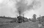 050 540 hat in der Westausfahrt von Ellrich soeben wieder bundesdeutsches Gebiet "betreten". Die Grenze war zu diesem Zeitpunkt noch mit klassischen Stacheldrahtzäunen gesichtert, die Metallgitterzäune folgten erst später. Trotz der ständig perfektionierten Sicherungsanlagen gab es auch in Ellrich immer wieder Fluchtversuche. Der letzte scheiterte 1985 mittels Lkw über die Bahngleise im Kugelhagel der DDR-Grenzsoldaten. (06.05.1972) <i>Foto: Wolfgang Bügel</i>