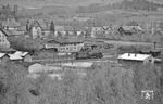 Zurück auf dem Aussichtspunkt konnte noch eine ölgefeuerte 44er des Bw Nordhausen im Bahnhof Ellrich mit einem Teleschuss erlegt werden. (06.05.1972) <i>Foto: Wolfgang Bügel</i>