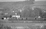 Eine 110 der Reichsbahn ist mit einem Personenzug aus Nordhausen im Endbahnhof Zwinge an der ehemals durchgehenden Strecke Bleicherode Ost—Herzberg (Harz) angekommen. Nach dem Ende des Zweiten Weltkriegs kam es zu einer Unterbrechung des Zugverkehrs. Die Bahnverbindung zwischen den Stationen Zwinge in der Sowjetischen Besatzungszone und Hilkerode in der Britischen Besatzungszone wurde nicht wieder aufgenommen. Auf westlicher Seite entstand unmittelbar an der Grenze der neue Haltepunkt Zwinge West. Obwohl der Abstand zwischen den beiden Stationen nur 300 m betrug, wurde er spöttisch als "längster Bahnhof der Welt" bezeichnet, weil eine Reise von dem einen Ende des geteilten Bahnsteigs in Zwinge zu dem anderen einen Umweg von etwa 400 km über Helmstedt oder Bebra erforderte. (06.05.1972) <i>Foto: Wolfgang Bügel</i>