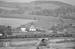 Nach dem Umsetzen im Bahnhof Zwinge steht die Reichsbahn 110 zur Abfahrt nach Nordhausen bereit. Noch 1972 wurde der Bahnverkehr zwischen Bischofferode und Zwinge eingestellt und die Bahnanlagen danach zurückgebaut. Lediglich das Bahnhofsgebäude blieb erhalten und wird heute für Wohnzwecke genutzt. (06.05.1972) <i>Foto: Wolfgang Bügel</i>