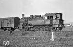 Der Heizer der 094 567 (94 1567) genießt eine kurze Rangierpause in Seesen. Drei Wochen später wurde die T 16¹ nach Lehrte umstationiert. (06.05.1972) <i>Foto: Wolfgang Bügel</i>