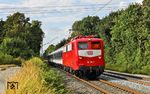 Trotz "Kapazitätsproblemen" nach der Generalsanierung der Bahnstrecke Hagen - Köln verkehrte der mittwöchentliche Wagentauschzug DLr 93625 von Dortmund-Eving nach Köln Bbf wieder über die Wupper. TRI 110 198 hatte bei Solingen-Ohligs allerdings eine Verspätung von 320 Minuten. Die Warnweste im Frontfenster sollte dem Hitzeschutz dienen. (05.08.2026) <i>Foto: Joachim Bügel</i>