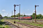 Nach Kopfmachen in Gera kommt der Kesselwagenzug in Zeitz an. Vorspannlok ist nun 232 690 vor 132 334. Links ist das Stellwerk "W 8" zu sehen, das noch die verbliebenen Formsignale bedient. Eine Woche zuvor waren an den Durchgangsgleisen schon Ks-Signale gesetzt worden. (16.07.2026) <i>Foto: Ralf Opalka</i>