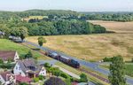 Vom 24. Juli bis zum 02. August 2026 feierte der Deutsche Eisenbahn-Verein (DEV) ausgiebig sein 60-jähriges Bestehen. Aus diesem Anlaß waren mehrere Gastloks um Bruchhausen-Vilsen unterwegs, wie 86 1744 der PRESS mit einem Fotogüterzug in Hoyerhagen. (29.07.2026) <i>Foto: Joachim Schmidt</i>