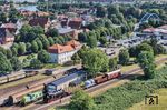 Im Bahnhof Hoya der Verkehrsbetriebe Grafschaft Hoya (VGH) hat 86 1744 umgesetzt. Daneben steht die bunte 291 038 der SunRail GmbH aus Bruchhausen-Vilsen. (29.07.2026) <i>Foto: Joachim Schmidt</i>