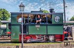 Lok "PLETTENBERG" mit Lokführer Martin Kreher der PRESS in Bruchhausen-Vilsen. Die Lok wurde unter der Nummer 3 (Zweitbesetzung) 1927 von Henschel an die meterspurige Plettenberger Kleinbahn AG geliefert. 1967 liefen ihre Fristen ab, 1968 wurde die Lok an den Deutschen Eisenbahn-Verein verkauft. Die 3'' traf 1971 in Bruchhausen-Vilsen ein und erhielt den Namen PLETTENBERG. Nach mehreren Anläufen konnte 1988 mit den Kesselarbeiten für die Wiederinbetriebnahme begonnen werden. Seit 1991 wird sie auf der Museums-Eisenbahn eingesetzt. Die Normalspurpuffer und -kupplung wurden bei der Aufarbeitung entfernt und wurde die originale Balancierhebelkupplung wieder angebracht. Im Frühjahr 2021 erhielt die Lok die ursprünglichen Normalspurpuffer wieder zurück und ist nach dreijähriger Hauptuntersuchung seit 2023 mit ihrer alten Nummer 3 wieder im Einsatz. (29.07.2026) <i>Foto: Joachim Schmidt</i>