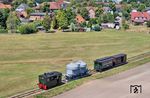 Lok 3 "PLETTENBERG" mit einem auf einem Rollwagen verladenen Ucs-Wagen, Personenwagen 20 (ex Spreewaldbahn) und Packwagen 51 (ex Herforder Kleinbahnen) in Bruchhausen-Vilsen. (29.07.2026) <i>Foto: Joachim Schmidt</i>