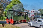 Oldtimer-Begegnung zwischen Lok 3 "PLETTENBERG" und einem VW-Käfer in Bruchhausen-Vilsen. (29.07.2026) <i>Foto: Joachim Schmidt</i>