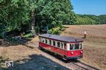 Der T 42 (Dessauer Waggonfabrik, Baujahr 1939) ist mit den Fotografen am ersten Fotohalt im Vilser Holz eingetroffen. (29.07.2026) <i>Foto: Joachim Schmidt</i>