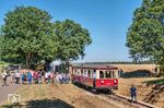 Am Bahnübergang zwischen Bruchhausen-Vilsen und Heiligenberg sortieren sich die Fotografen, die mit dem T 42 angekommen waren, für die nächste Scheinanfahrt. (29.07.2026) <i>Foto: Joachim Schmidt</i>