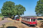 Die Fotografen fahren im T 42 weiter nach Heiligenberg. Dahinter parkt Lok 3 "PLETTENBERG" sowie weitere zeitgenössische Statisten auf der Straße. (29.07.2026) <i>Foto: Joachim Schmidt</i>