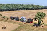 Der Fotogüterzug mit Lok 3 "PLETTENBERG", einem auf einem Rollwagen verladenen Ucs-Wagen, Personenwagen 20 (ex Spreewaldbahn) und Packwagen 51 (ex Herforder Kleinbahnen) bei Heiligenberg. (29.07.2026) <i>Foto: Joachim Schmidt</i>