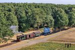 Der liebevoll zusammengestellte Fotogüterzug mit Lok 3 "PLETTENBERG", dem Packwagen 51 (ex Herforder Kleinbahnen), Personenwagen 20 (ex Spreewaldbahn) und einem auf einem Rollwagen verladenen Ucs-Wagen bei Heiligenberg. (29.07.2026) <i>Foto: Joachim Schmidt</i>