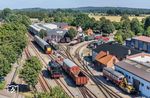 Feierabend in Bruchhausen-Vilsen mit Gastlok 86 1744, V 36 005, T 44 und Lok "HOYA" vor dem Schuppen. Den Tag beschloss Axel Zwingenberger mit einem Boogie-Woogie-Konzert. (29.07.2026) <i>Foto: Joachim Schmidt</i>