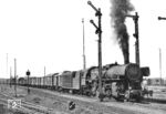Noch nach Kriegsende lieferte Henschel in Kassel im Oktober 1945 die Kondenslok 52 2025 ab. Die beim Bw Kassel Bahndreieck stationierte Lok startet hier mit einem Güterzug in Kassel Rbf. Nach einer Laufleistung von nur 246.955 km wurde sie am 21.08.1952 z-gestellt. Bis 1965 fand sie noch Verwendung als Heizlok in Süddeutschland. Im April 1966 wurde sie bei der Fa. Beutler in München verschrottet. (08.1947) <i>Foto: Helmut Först</i>